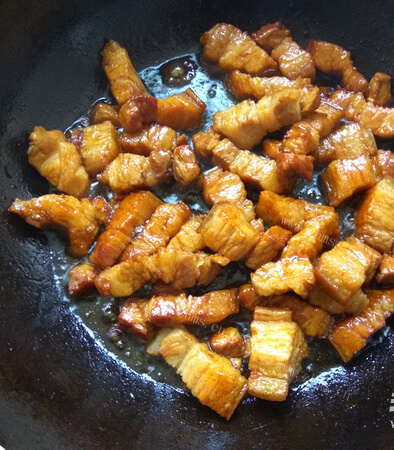 家常五花肉炖土豆做法图解3)