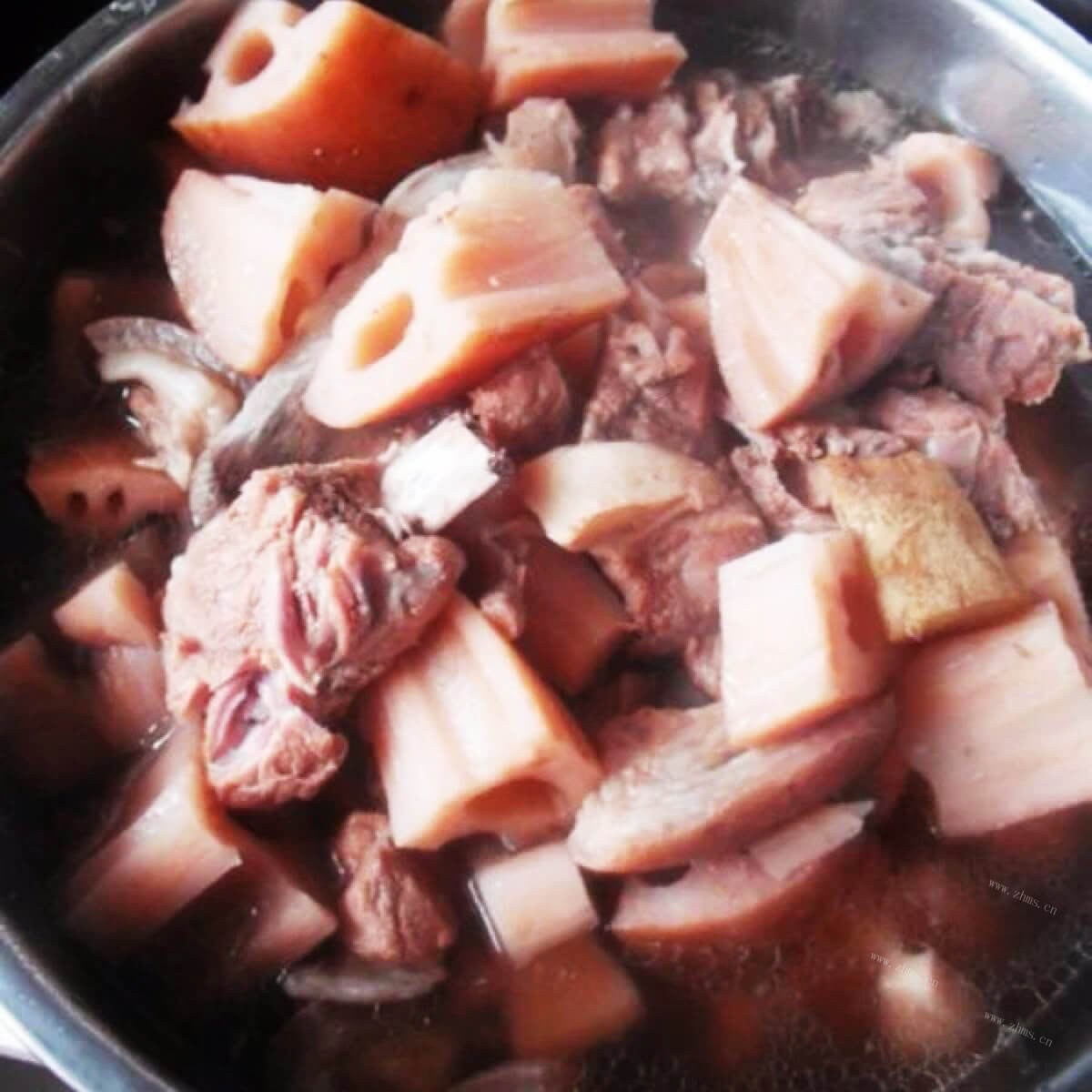 美味猪肉炖莲藕