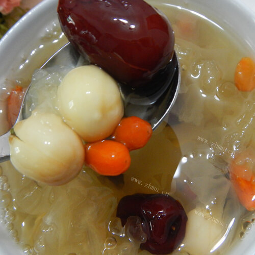 香甜莲子银耳汤
