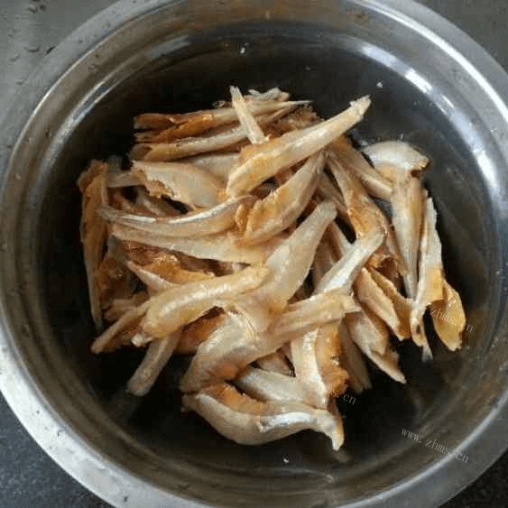 家常菜香辣小鱼干做法图解1)