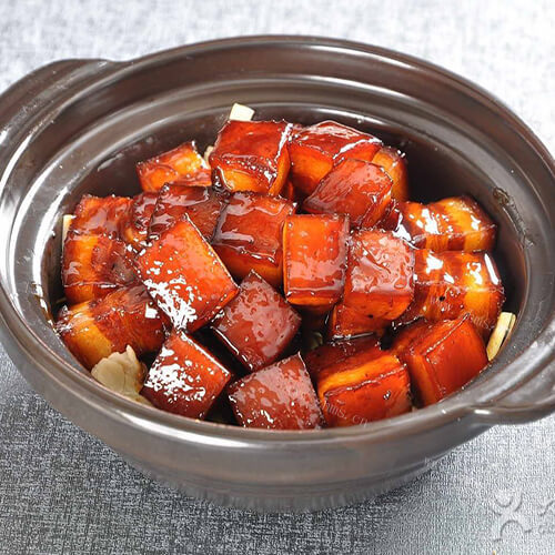 美味砂锅豆干焖肉