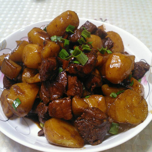 诱人的五花肉焖土豆块