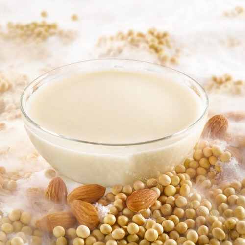 热气腾腾的果仁月饼熟豆豆浆