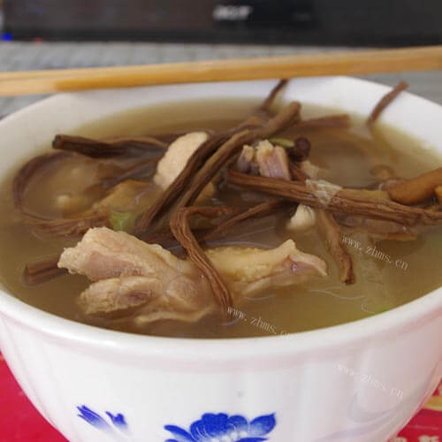 滋补的茶树菇煲鸡汤