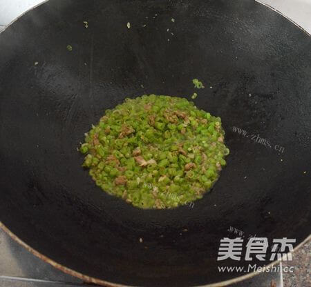 香喷喷的肉末豆角面做法图解5)
