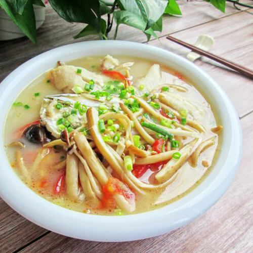 美味的茶树菇鱼骨汤