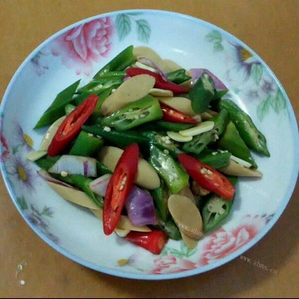 香脆美味干煸香肠秋葵