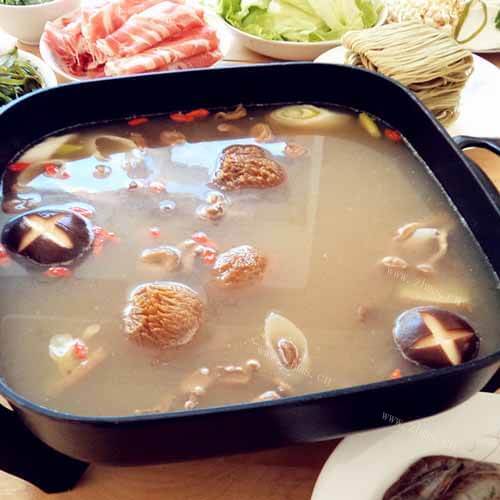美味的野生菌瘦肉炖汤