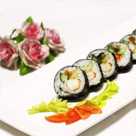 可口的蔬菜紫菜包饭