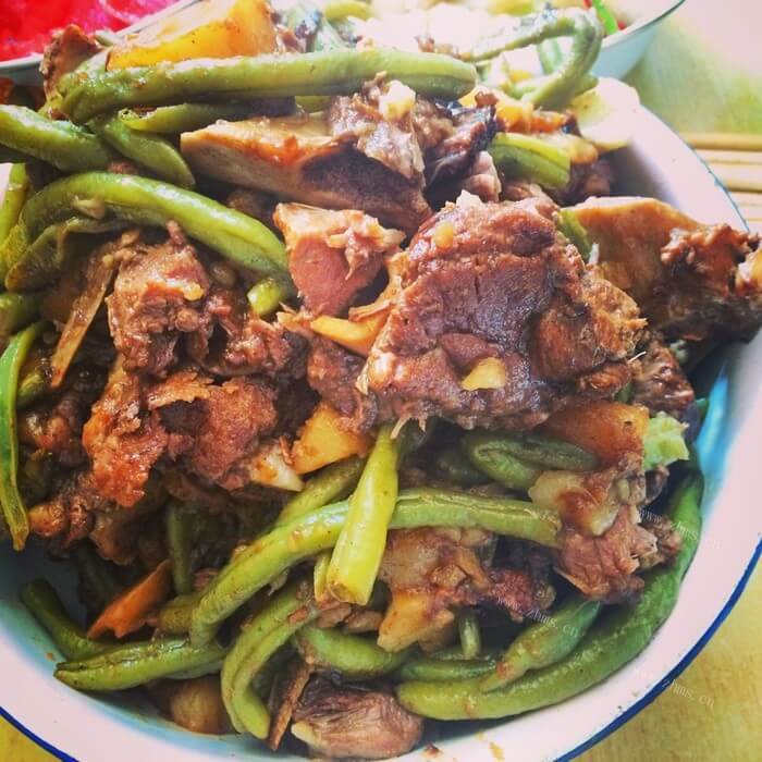 可口的排骨炖豆角做法图解1)
