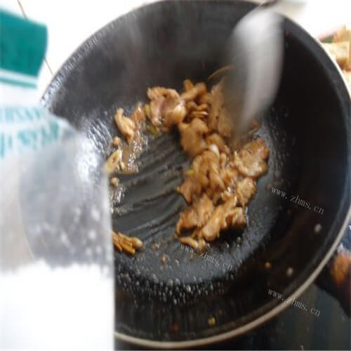 腐竹炒肉做法图解7)