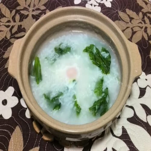 家常生菜窝蛋砂锅粥
