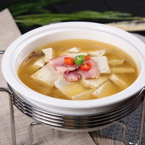 美味鲜香的咸肉鞭笋豆腐汤