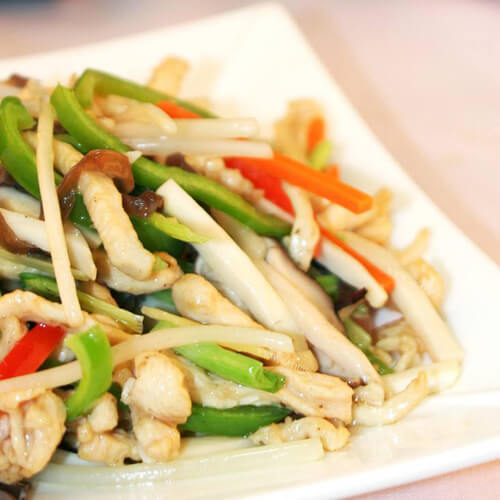美味的青椒红椒炒鸡丝
