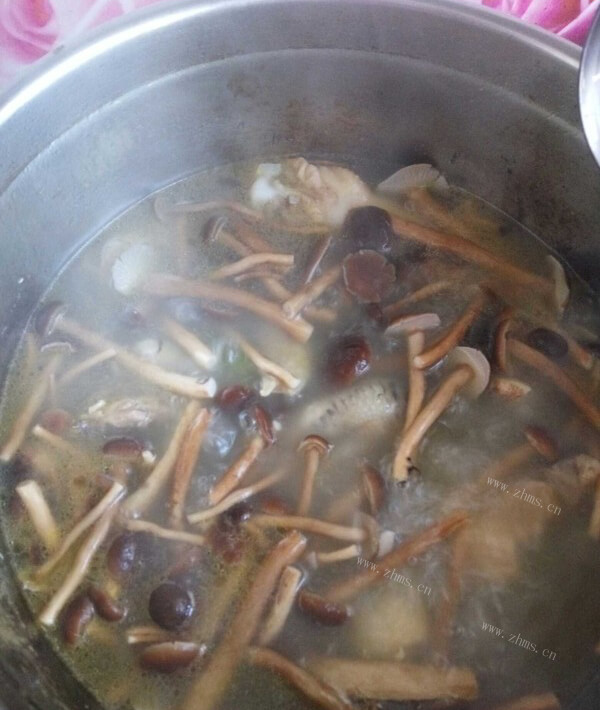茶树菇炖鸡做法图解2)