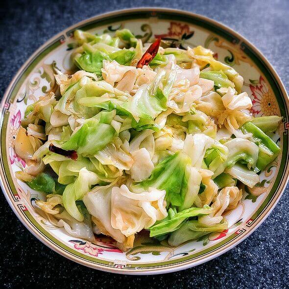 简单易做的青椒火腿包菜