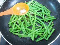 美味的豆角炒肉做法图解4)