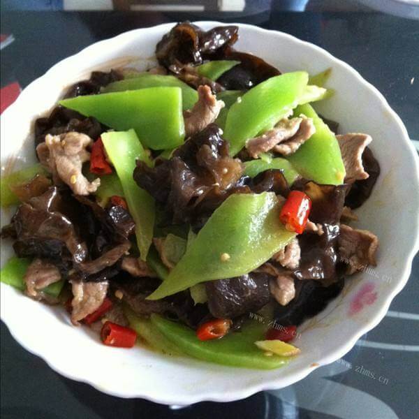 美味的莴笋木耳炒瘦肉