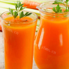 养生鲜榨胡萝卜西红柿汁