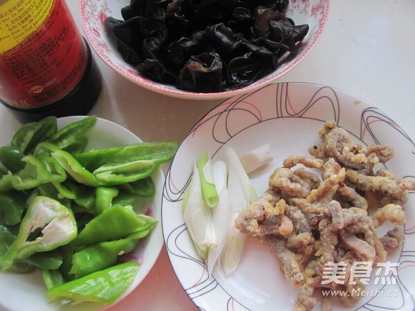 家常干炸肉炒木耳做法图解1)