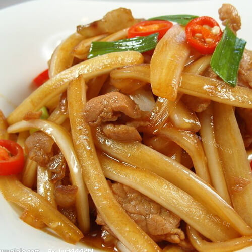 美味的白菜炒肉浇面