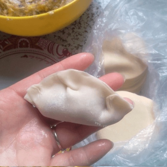 美味的白菜猪肉锅贴做法图解9)