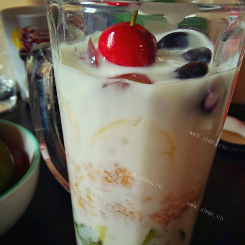 美味的爱心水果酸奶杯