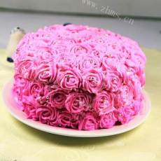 浓郁的小玫瑰花奶油蛋糕