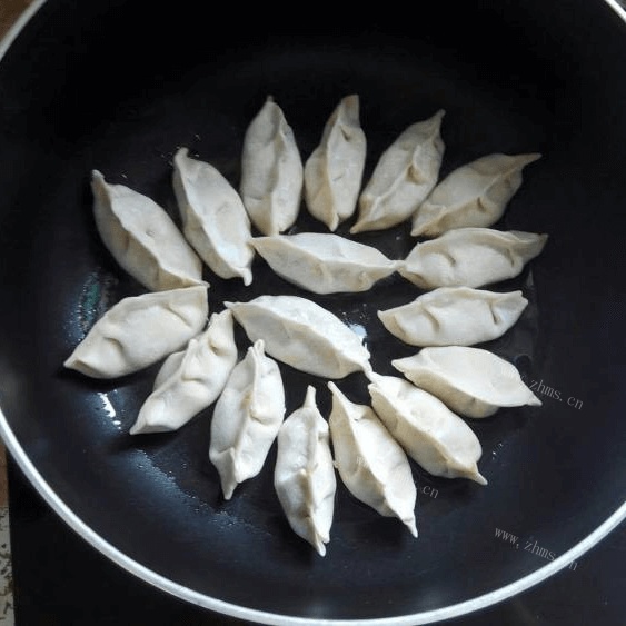 美味的白菜猪肉锅贴做法图解11)