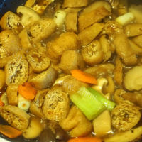 美味的香菇焖油豆腐油条