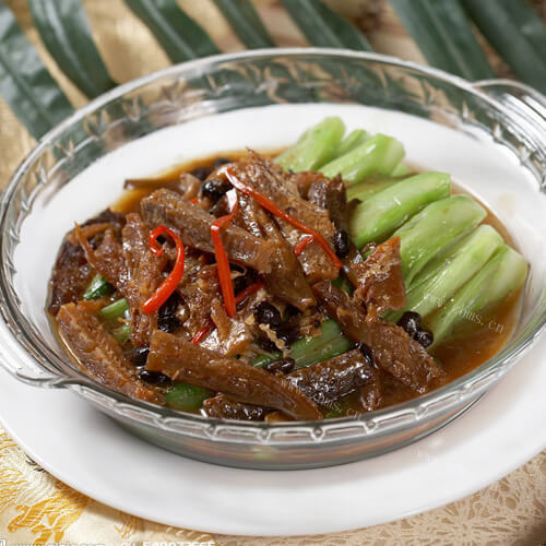 美味的豆豉鲮鱼拌小白菜