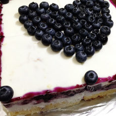 美味的蓝莓果酱慕斯蛋糕