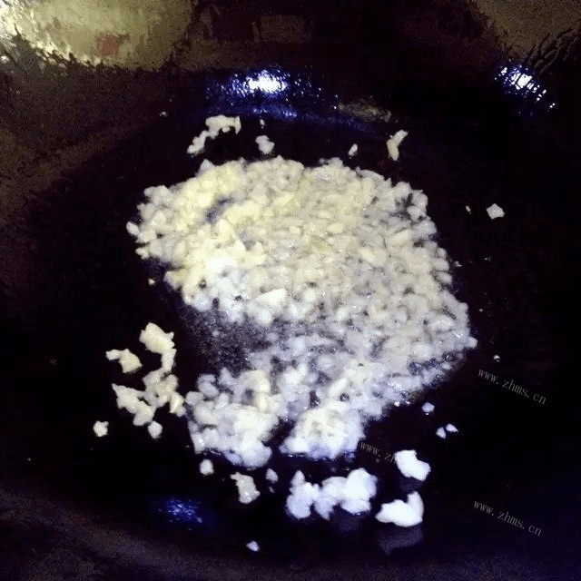 美味的蒜蓉粉丝蒸扇贝做法图解7)