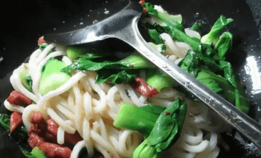 美味的青菜牛柳炒乌冬面做法图解5)