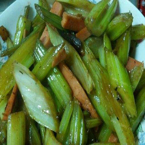 营养的香菇火腿炒芹菜