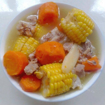美味的红萝卜玉米排骨汤