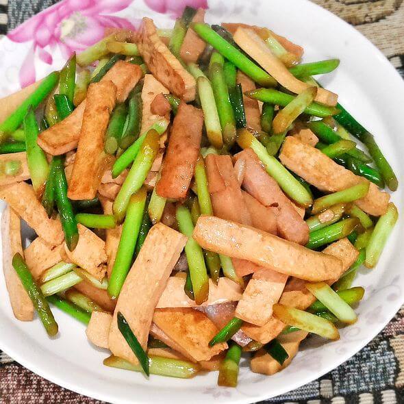 好吃的蒜薹炒鱼豆腐