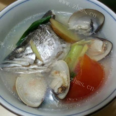 美味的鲢鱼头蛤蜊汤