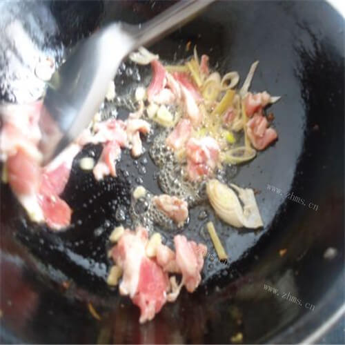 腐竹炒肉做法图解4)