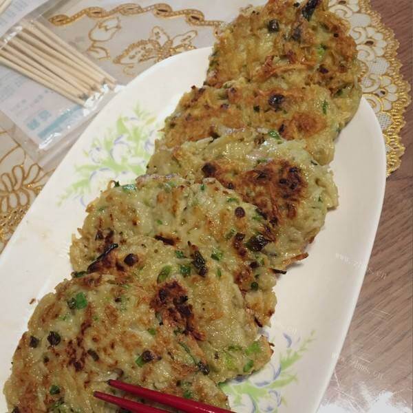 金黄的香煎鸡蛋藕饼