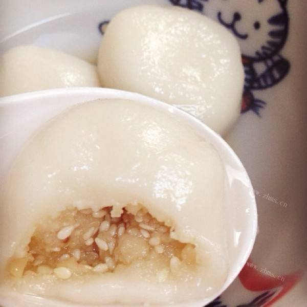 美味的包心花生汤圆