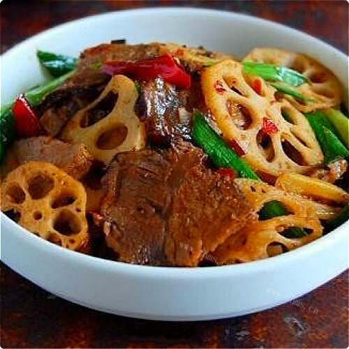 美味的卤藕炒辣椒牛肉