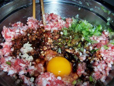 学做韭菜木耳肉饺子做法图解2)
