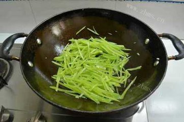 美味的蒜香麻辣莴笋丝做法图解5)