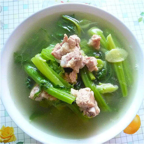 美味的白芸豆青菜龙骨汤