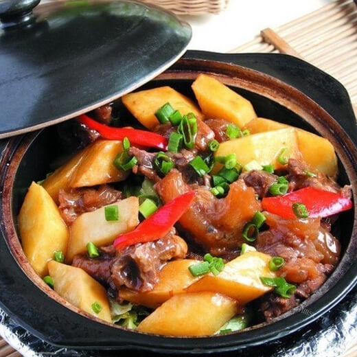 热腾腾的马蹄牛肉肽米煲仔饭