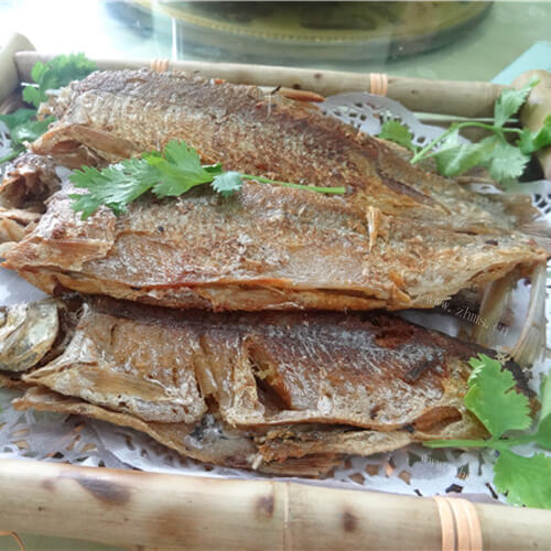 美味的煎黄尾鱼