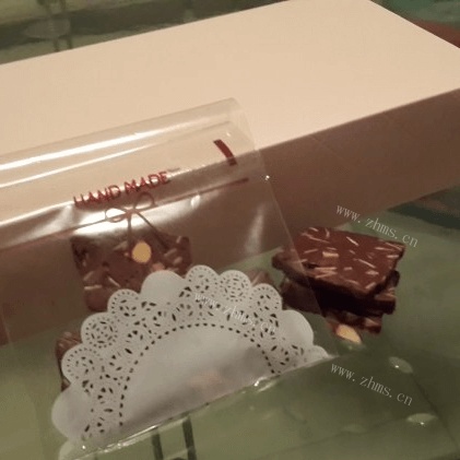 香脆的巧克力杏仁饼干