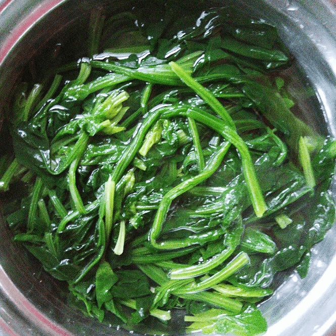 五味俱全的凉拌菠菜花生米做法图解3)