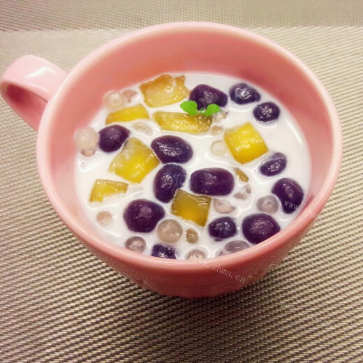 美味的杨梅芋圆西米露